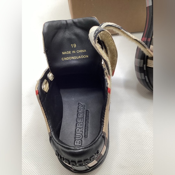 Burberry. NEW!  Infant Size 19. - Picture 12 of 16